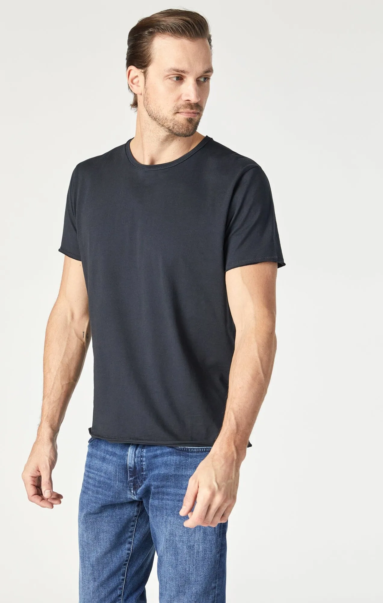 RAW EDGE NECK T-SHIRT IN BLACK