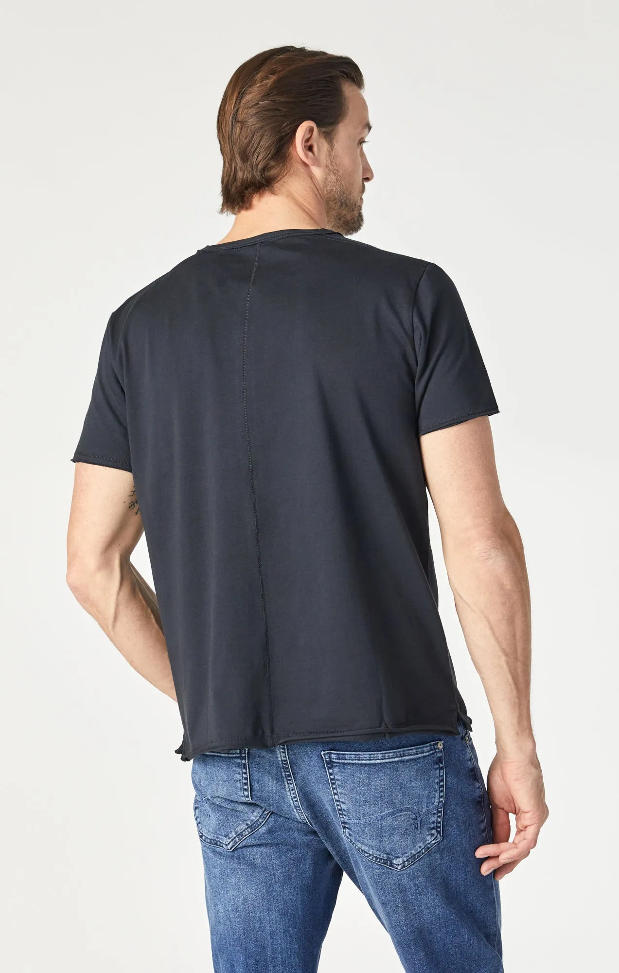 RAW EDGE NECK T-SHIRT IN BLACK