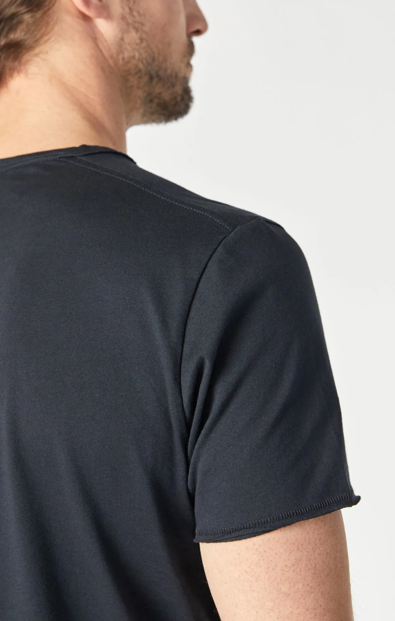 RAW EDGE NECK T-SHIRT IN BLACK