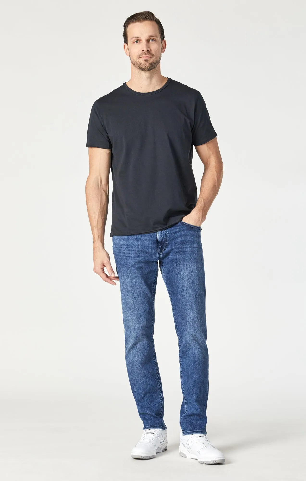 RAW EDGE NECK T-SHIRT IN BLACK