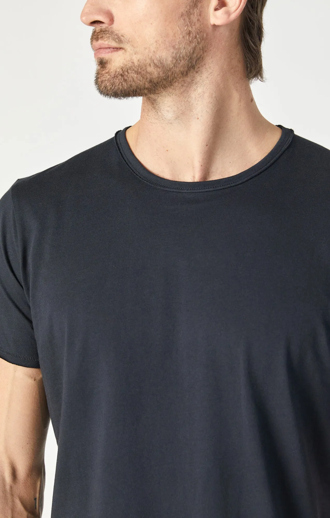 RAW EDGE NECK T-SHIRT IN BLACK